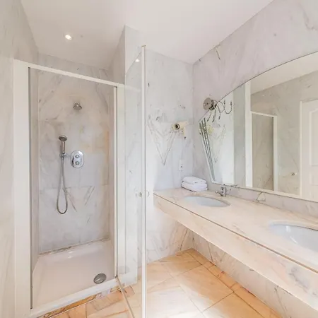 Hotell Brin D'azur - Tropez 4*